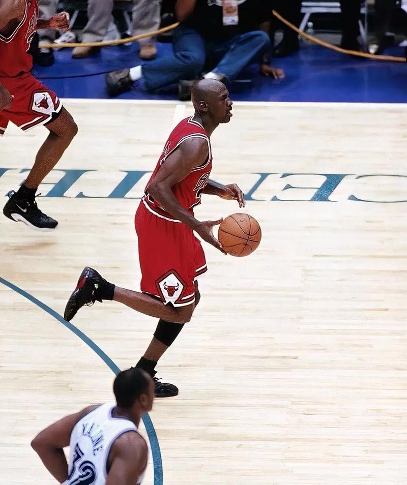 乔丹最后一次回公牛主场3分钟鼓掌