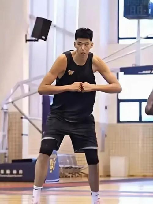 篮球比赛中的中锋