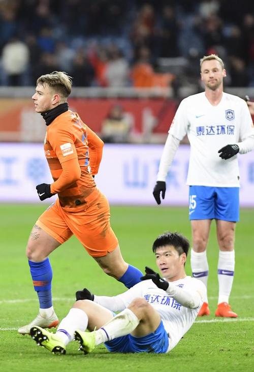 山东鲁能和天津泰达的比赛