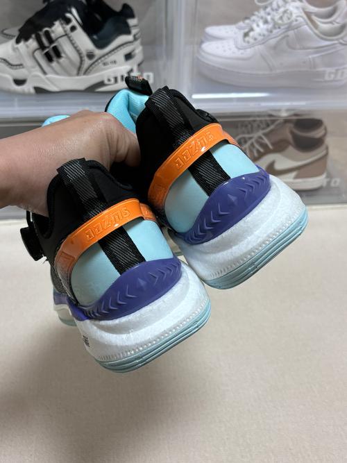 安踏詹姆斯篮球鞋