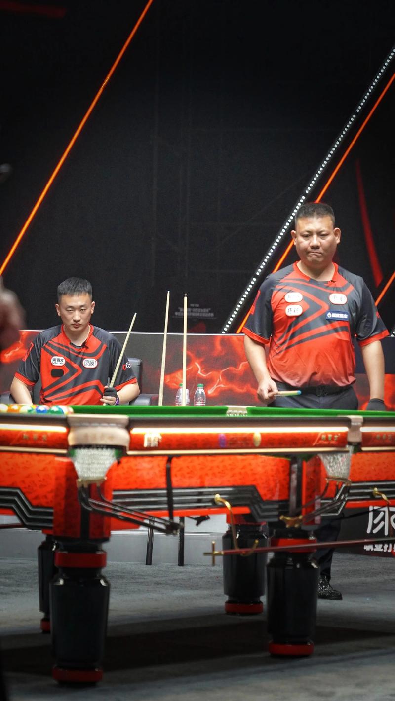 郑宇伯打台球